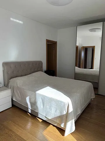 Geräumige Wohnung mit Meerblick in Rafailovići — 122 m², Garage inklusive